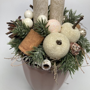 Krémszínű, márványmintás gyertyás,  pasztellrózsaszín bögrére épült, gazdagon díszített tartós adventi asztaldísz (XM7) - karácsony - adventi díszek - adventi asztaldísz - Meska.hu