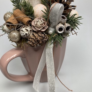 Krémszínű, márványmintás gyertyás,  pasztellrózsaszín bögrére épült, gazdagon díszített tartós adventi asztaldísz (XM7) - karácsony - adventi díszek - adventi asztaldísz - Meska.hu