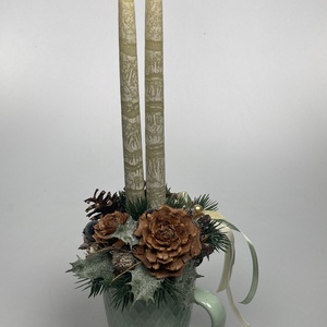 Mentazöld bögrére épült, olívazöld márványgyertyás, deres ilexes, gazdagon díszített tartós adventi asztaldísz (XM9) - Meska.hu