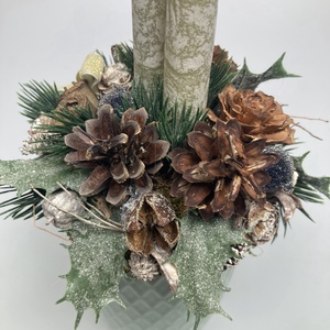 Mentazöld bögrére épült, olívazöld márványgyertyás, deres ilexes, gazdagon díszített tartós adventi asztaldísz (XM9) - karácsony - adventi díszek - adventi asztaldísz - Meska.hu