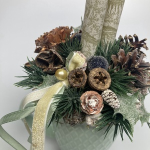 Mentazöld bögrére épült, olívazöld márványgyertyás, deres ilexes, gazdagon díszített tartós adventi asztaldísz (XM9) - karácsony - adventi díszek - adventi asztaldísz - Meska.hu