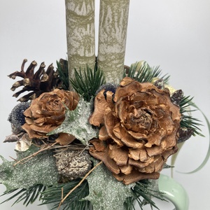 Mentazöld bögrére épült, olívazöld márványgyertyás, deres ilexes, gazdagon díszített tartós adventi asztaldísz (XM9) - karácsony - adventi díszek - adventi asztaldísz - Meska.hu