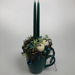 Sötét türkiz bögrére épült, dinnyezöld szálgyertyás, fehér almás, gazdagon díszített tartós adventi asztaldísz (XM10) - karácsony - adventi díszek - adventi asztaldísz - Meska.hu