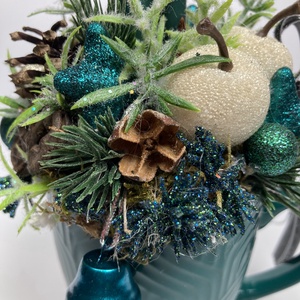 Sötét türkiz bögrére épült, dinnyezöld szálgyertyás, fehér almás, gazdagon díszített tartós adventi asztaldísz (XM10) - karácsony - adventi díszek - adventi asztaldísz - Meska.hu