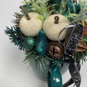 Sötét türkiz bögrére épült, dinnyezöld szálgyertyás, fehér almás, gazdagon díszített tartós adventi asztaldísz (XM10) - karácsony - adventi díszek - adventi asztaldísz - Meska.hu