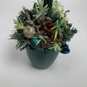 Sötét türkiz bögrére épült, dinnyezöld szálgyertyás, fehér almás, gazdagon díszített tartós adventi asztaldísz (XM10) - Meska.hu