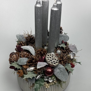 Elegáns, ezüst csíkos mázas kerámiatálas, ezüstgyertyás, adventi asztaldísz termésekkel gazdagon díszítve (AW1) - Meska.hu