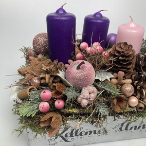Lilus - 3 lila-1 rózsaszín orgonasípszerűen csökkenő méretű tuskógyertyás adventi asztaldísz gazdagon díszítve (AW2) - karácsony - adventi díszek - adventi asztaldísz - Meska.hu
