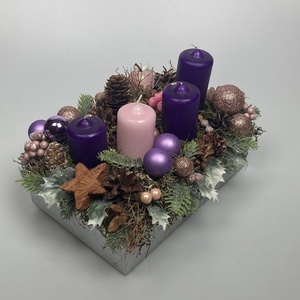 Lilus - 3 lila-1 rózsaszín orgonasípszerűen csökkenő méretű tuskógyertyás adventi asztaldísz gazdagon díszítve (AW2) - karácsony - adventi díszek - adventi asztaldísz - Meska.hu