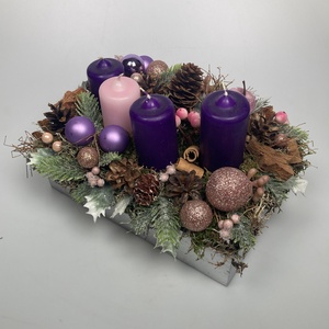 Lilus - 3 lila-1 rózsaszín orgonasípszerűen csökkenő méretű tuskógyertyás adventi asztaldísz gazdagon díszítve (AW2) - karácsony - adventi díszek - adventi asztaldísz - Meska.hu
