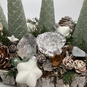 Diótörős, zöld fenyőfa gyertyás, cseppalakú alapzaton nyugvó, adventi asztaldísz gazdagon díszítve (AW3) - karácsony - adventi díszek - adventi asztaldísz - Meska.hu