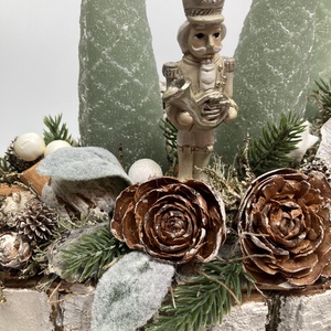 Diótörős, zöld fenyőfa gyertyás, cseppalakú alapzaton nyugvó, adventi asztaldísz gazdagon díszítve (AW3) - karácsony - adventi díszek - adventi asztaldísz - Meska.hu