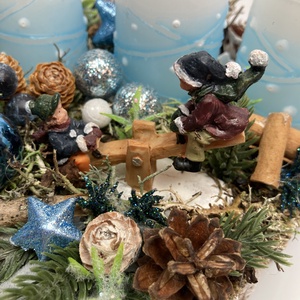 Libikókázó gyerekekkel ékített, világoskék-fehér pöttyös gyertyás adventi asztaldísz gazdagon díszítve (AW4) - karácsony - adventi díszek - adventi asztaldísz - Meska.hu