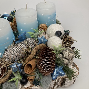 Libikókázó gyerekekkel ékített, világoskék-fehér pöttyös gyertyás adventi asztaldísz gazdagon díszítve (AW4) - karácsony - adventi díszek - adventi asztaldísz - Meska.hu