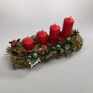 Rénszarvasfigurával ékített, orgonasípszerűen csökkenő piros gyertyás, adventi asztaldísz gazdagon díszítve (AW5) - karácsony - adventi díszek - adventi asztaldísz - Meska.hu