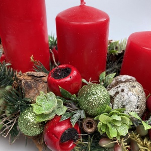 Rénszarvasfigurával ékített, orgonasípszerűen csökkenő piros gyertyás, adventi asztaldísz gazdagon díszítve (AW5) - karácsony - adventi díszek - adventi asztaldísz - Meska.hu