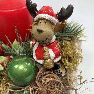 Rénszarvasfigurával ékített, orgonasípszerűen csökkenő piros gyertyás, adventi asztaldísz gazdagon díszítve (AW5) - karácsony - adventi díszek - adventi asztaldísz - Meska.hu