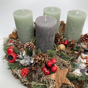 Hóembert építő gyerekekkel tarkított, 3 natúr zöld és 1 szürke gyertyás, adventi asztaldísz gazdagon díszítve (AW6) - karácsony - adventi díszek - adventi asztaldísz - Meska.hu