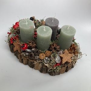 Hóembert építő gyerekekkel tarkított, 3 natúr zöld és 1 szürke gyertyás, adventi asztaldísz gazdagon díszítve (AW6) - karácsony - adventi díszek - adventi asztaldísz - Meska.hu