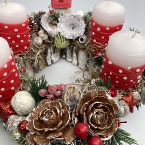 Hótakaróval ellepett házikóval tarkított, piros-fehér pöttyös gyertyás adventi asztaldísz aprólékos díszítéssel (AW8) - karácsony - adventi díszek - adventi asztaldísz - Meska.hu