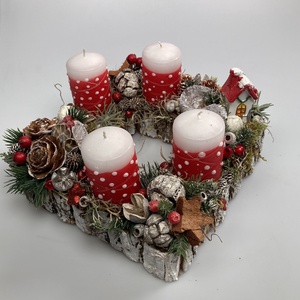 Hótakaróval ellepett házikóval tarkított, piros-fehér pöttyös gyertyás adventi asztaldísz aprólékos díszítéssel (AW8) - karácsony - adventi díszek - adventi asztaldísz - Meska.hu