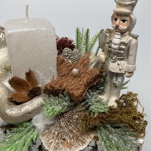 Diótörő figurával ékesített, selyemfényű, fehér, orgonasípszerűen csökkenő méretű gyertyás adventi asztaldísz (AW9) - karácsony - adventi díszek - adventi asztaldísz - Meska.hu