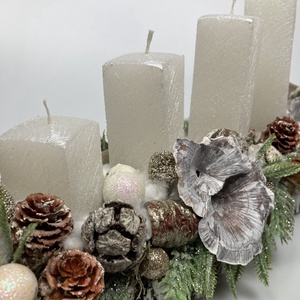 Diótörő figurával ékesített, selyemfényű, fehér, orgonasípszerűen csökkenő méretű gyertyás adventi asztaldísz (AW9) - karácsony - adventi díszek - adventi asztaldísz - Meska.hu
