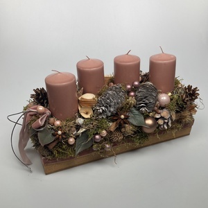 Fahéj - fahéjszínű tuskógyertyás adventi asztaldísz dobozban, termésekkel és kellékekkel gazdagon díszítve, Karácsony, Adventi díszek, Adventi asztaldísz, Virágkötés, MESKA