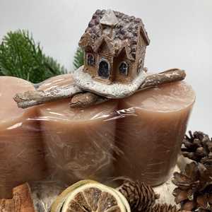 139 darabos, nyírfahasáb alapra tervezett DIY adventi koszorú szett fahéjszínű tuskógyertyákkal, téli házikóval (X-07) - diy (csináld magad) - egységcsomag - Meska.hu