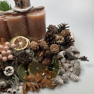 139 darabos, nyírfahasáb alapra tervezett DIY adventi koszorú szett fahéjszínű tuskógyertyákkal, téli házikóval (X-07) - diy (csináld magad) - egységcsomag - Meska.hu
