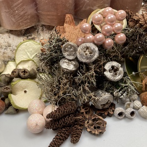 139 darabos, nyírfahasáb alapra tervezett DIY adventi koszorú szett fahéjszínű tuskógyertyákkal, téli házikóval (X-07) - diy (csináld magad) - egységcsomag - Meska.hu