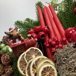 166 darabos, mohakoszorú alapra tervezett DIY adventi koszorú szett piros szálgyertyákkal, vonatozó rénszarvassal (X-08) - diy (csináld magad) - egységcsomag - Meska.hu