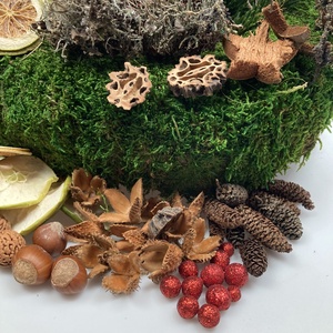 166 darabos, mohakoszorú alapra tervezett DIY adventi koszorú szett piros szálgyertyákkal, vonatozó rénszarvassal (X-08) - diy (csináld magad) - egységcsomag - Meska.hu