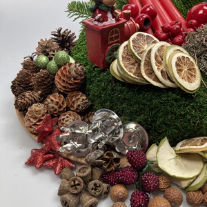 166 darabos, mohakoszorú alapra tervezett DIY adventi koszorú szett piros szálgyertyákkal, vonatozó rénszarvassal (X-08) - diy (csináld magad) - egységcsomag - Meska.hu