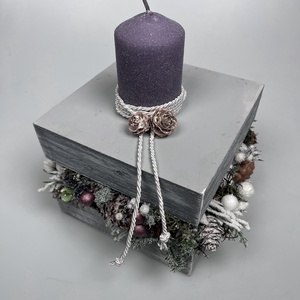 Varázslatos adventi bőségdoboz - karácsonyi asztaldísz lila bársonyglitter hengergyertyával, törtfehér díszzsinórral, Karácsony, Adventi díszek, Adventi asztaldísz, Virágkötés, MESKA