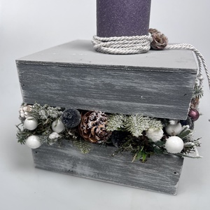 Varázslatos adventi bőségdoboz - karácsonyi asztaldísz lila bársonyglitter hengergyertyával, törtfehér díszzsinórral - karácsony - adventi díszek - adventi asztaldísz - Meska.hu