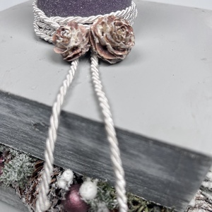 Varázslatos adventi bőségdoboz - karácsonyi asztaldísz lila bársonyglitter hengergyertyával, törtfehér díszzsinórral - karácsony - adventi díszek - adventi asztaldísz - Meska.hu