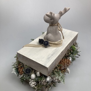 Varázslatos adventi bőségdoboz - ünnepi asztaldísz homokfújt felületű ülő kőrénszarvassal, krémszínű díszzsinórral - karácsony - adventi díszek - adventi asztaldísz - Meska.hu