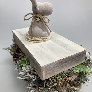 Varázslatos adventi bőségdoboz - ünnepi asztaldísz homokfújt felületű ülő kőrénszarvassal, krémszínű díszzsinórral - karácsony - adventi díszek - adventi asztaldísz - Meska.hu
