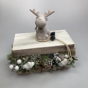 Varázslatos adventi bőségdoboz - ünnepi asztaldísz homokfújt felületű ülő kőrénszarvassal, krémszínű díszzsinórral - Meska.hu