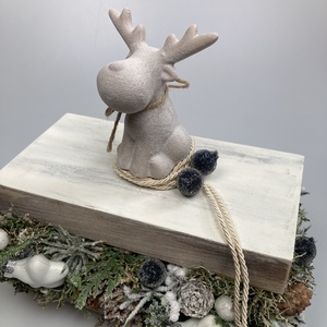Varázslatos adventi bőségdoboz - ünnepi asztaldísz homokfújt felületű ülő kőrénszarvassal, krémszínű díszzsinórral - karácsony - adventi díszek - adventi asztaldísz - Meska.hu