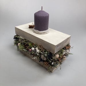 Varázslatos adventi bőségdoboz - ünnepi asztaldísz lila bársony-glitteres gyertyával, törtfehér díszzsinórral, fahéjjal - karácsony - adventi díszek - adventi asztaldísz - Meska.hu