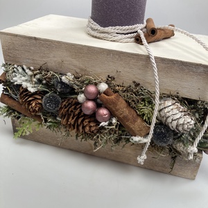 Varázslatos adventi bőségdoboz - ünnepi asztaldísz lila bársony-glitteres gyertyával, törtfehér díszzsinórral, fahéjjal - karácsony - adventi díszek - adventi asztaldísz - Meska.hu