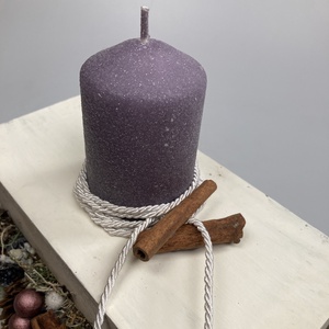 Varázslatos adventi bőségdoboz - ünnepi asztaldísz lila bársony-glitteres gyertyával, törtfehér díszzsinórral, fahéjjal - karácsony - adventi díszek - adventi asztaldísz - Meska.hu