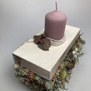 Varázslatos adventi bőségdoboz - ünnepi asztaldísz fahéjas-mályvás bársony-glitteres gyertyával, törtfehér díszzsinórral - karácsony - adventi díszek - adventi asztaldísz - Meska.hu