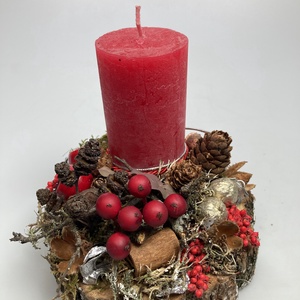 Fakorongra készült asztaldísz egy rusztikus piros hengergyertyával, termésekkel és kellékekkel gazdagon díszítve (FX-01) - karácsony - adventi díszek - adventi asztaldísz - Meska.hu