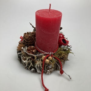 Fakorongra készült asztaldísz egy rusztikus piros hengergyertyával, termésekkel és kellékekkel gazdagon díszítve (FX-01) - karácsony - adventi díszek - adventi asztaldísz - Meska.hu