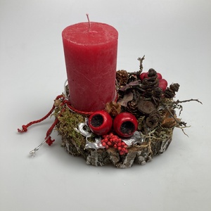 Fakorongra készült asztaldísz egy rusztikus piros hengergyertyával, termésekkel és kellékekkel gazdagon díszítve (FX-01) - karácsony - adventi díszek - adventi asztaldísz - Meska.hu