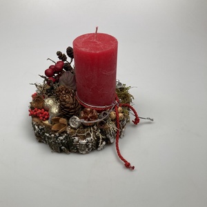 Fahasábra készült asztaldísz egy rusztikus piros hengergyertyával, termésekkel és kellékekkel gazdagon díszítve (FX-01) - Meska.hu