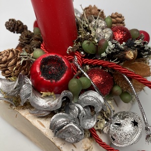 Fahasábra készült asztaldísz klasszikus piros szálgyertyával, termésekkel és kellékekkel gazdagon díszítve (FX-04) - karácsony - adventi díszek - adventi asztaldísz - Meska.hu